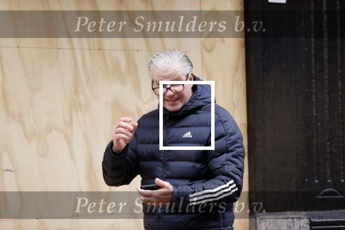 Amsterdam 30 april 2021
Dries Roelvink op de pc hooftstraat waar alle winkels dicht getimmerd zijn ivm verwachte rellen en plunderingen