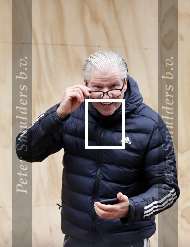 Amsterdam 30 april 2021
Dries Roelvink op de pc hooftstraat waar alle winkels dicht getimmerd zijn ivm verwachte rellen en plunderingen