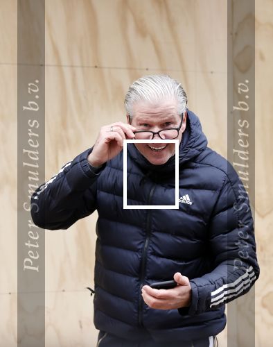 Amsterdam 30 april 2021
Dries Roelvink op de pc hooftstraat waar alle winkels dicht getimmerd zijn ivm verwachte rellen en plunderingen