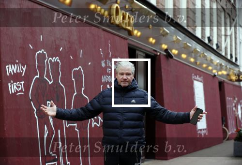 Amsterdam 30 april 2021
Dries Roelvink op de pc hooftstraat waar alle winkels dicht getimmerd zijn ivm verwachte rellen en plunderingen