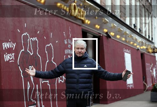 Amsterdam 30 april 2021
Dries Roelvink op de pc hooftstraat waar alle winkels dicht getimmerd zijn ivm verwachte rellen en plunderingen