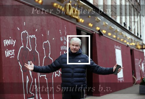 Amsterdam 30 april 2021
Dries Roelvink op de pc hooftstraat waar alle winkels dicht getimmerd zijn ivm verwachte rellen en plunderingen