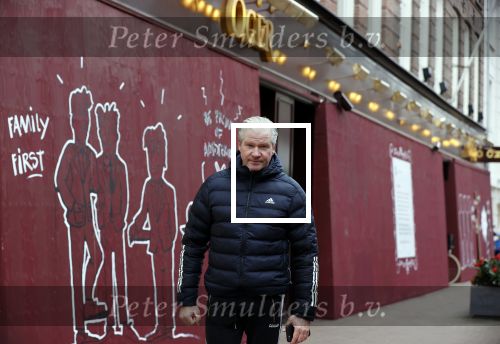 Amsterdam 30 april 2021
Dries Roelvink op de pc hooftstraat waar alle winkels dicht getimmerd zijn ivm verwachte rellen en plunderingen