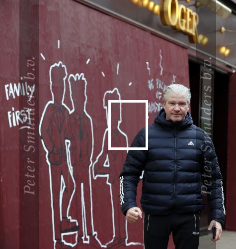 Amsterdam 30 april 2021
Dries Roelvink op de pc hooftstraat waar alle winkels dicht getimmerd zijn ivm verwachte rellen en plunderingen