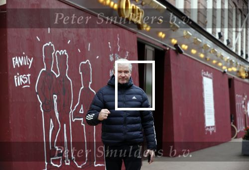 Amsterdam 30 april 2021
Dries Roelvink op de pc hooftstraat waar alle winkels dicht getimmerd zijn ivm verwachte rellen en plunderingen