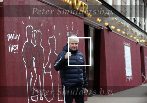 Amsterdam 30 april 2021
Dries Roelvink op de pc hooftstraat waar alle winkels dicht getimmerd zijn ivm verwachte rellen en plunderingen