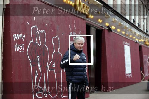 Amsterdam 30 april 2021
Dries Roelvink op de pc hooftstraat waar alle winkels dicht getimmerd zijn ivm verwachte rellen en plunderingen
