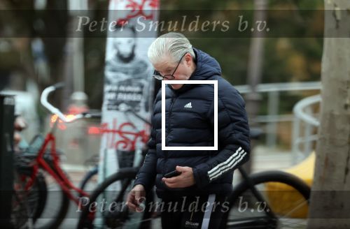 Amsterdam 30 april 2021
Dries Roelvink op de pc hooftstraat waar alle winkels dicht getimmerd zijn ivm verwachte rellen en plunderingen
