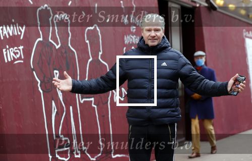 Amsterdam 30 april 2021
Dries Roelvink op de pc hooftstraat waar alle winkels dicht getimmerd zijn ivm verwachte rellen en plunderingen, Dries heeft een baby foto van Dave en Donny op zijn teelfoon staan