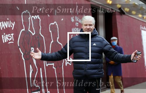 Amsterdam 30 april 2021
Dries Roelvink op de pc hooftstraat waar alle winkels dicht getimmerd zijn ivm verwachte rellen en plunderingen, Dries heeft een baby foto van Dave en Donny op zijn teelfoon staan