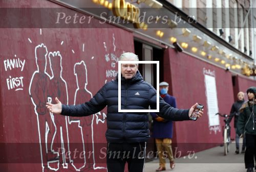 Amsterdam 30 april 2021
Dries Roelvink op de pc hooftstraat waar alle winkels dicht getimmerd zijn ivm verwachte rellen en plunderingen, Dries heeft een baby foto van Dave en Donny op zijn teelfoon staan