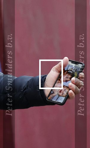 Amsterdam 30 april 2021
Dries Roelvink op de pc hooftstraat waar alle winkels dicht getimmerd zijn ivm verwachte rellen en plunderingen, Dries heeft een baby foto van Dave en Donny op zijn teelfoon staan