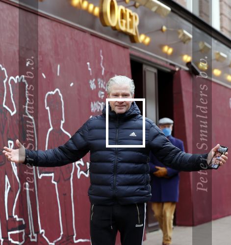 Amsterdam 30 april 2021
Dries Roelvink op de pc hooftstraat waar alle winkels dicht getimmerd zijn ivm verwachte rellen en plunderingen, Dries heeft een baby foto van Dave en Donny op zijn teelfoon staan