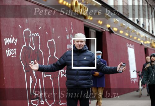 Amsterdam 30 april 2021
Dries Roelvink op de pc hooftstraat waar alle winkels dicht getimmerd zijn ivm verwachte rellen en plunderingen, Dries heeft een baby foto van Dave en Donny op zijn teelfoon staan