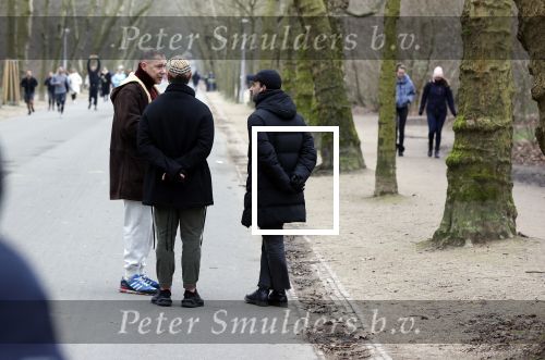 Amsterdam 16 februari 2021
Diverse BN ers in het vondelpark tijdens Corona. Hans Kesting in gesprek met Freek Bartels en zijn vriend