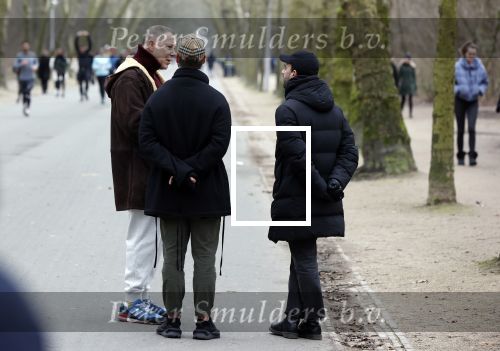 Amsterdam 16 februari 2021
Diverse BN ers in het vondelpark tijdens Corona. Hans Kesting in gesprek met Freek Bartels en zijn vriend