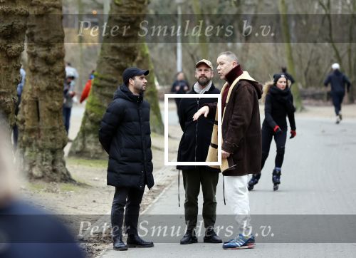 Amsterdam 16 februari 2021
Diverse BN ers in het vondelpark tijdens Corona. Hans Kesting in gesprek met Freek Bartels en zijn vriend