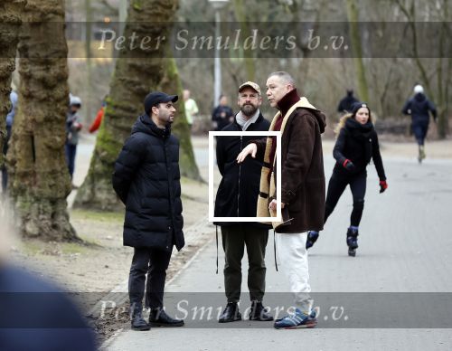 Amsterdam 16 februari 2021
Diverse BN ers in het vondelpark tijdens Corona. Hans Kesting in gesprek met Freek Bartels en zijn vriend