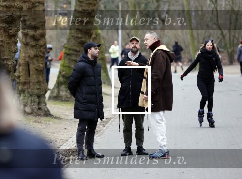 Amsterdam 16 februari 2021
Diverse BN ers in het vondelpark tijdens Corona. Hans Kesting in gesprek met Freek Bartels en zijn vriend