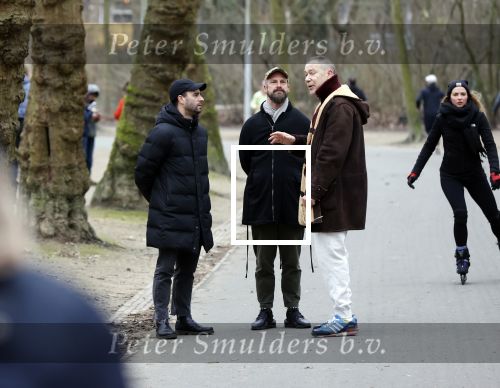 Amsterdam 16 februari 2021
Diverse BN ers in het vondelpark tijdens Corona. Hans Kesting in gesprek met Freek Bartels en zijn vriend