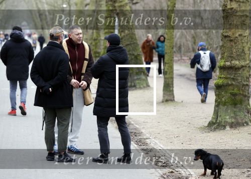 Amsterdam 16 februari 2021
Diverse BN ers in het vondelpark tijdens Corona. Hans Kesting in gesprek met Freek Bartels en zijn vriend