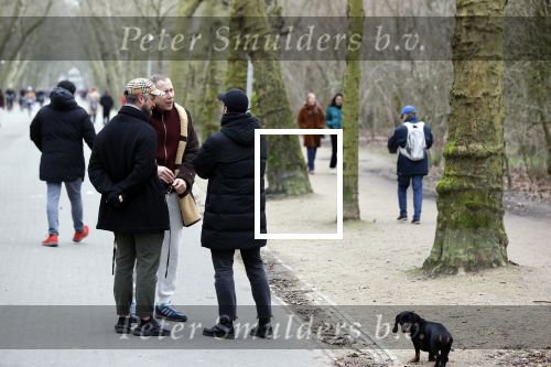 Amsterdam 16 februari 2021
Diverse BN ers in het vondelpark tijdens Corona. Hans Kesting in gesprek met Freek Bartels en zijn vriend