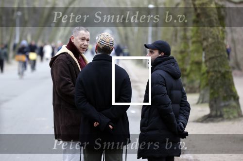 Amsterdam 16 februari 2021
Diverse BN ers in het vondelpark tijdens Corona. Hans Kesting in gesprek met Freek Bartels en zijn vriend