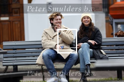 Amsterdam 22 januari 2021
Holly Brood en Soy Kroon op een bankje in Amsterdam zuid.