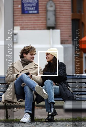 Amsterdam 22 januari 2021
Holly Brood en Soy Kroon op een bankje in Amsterdam zuid.