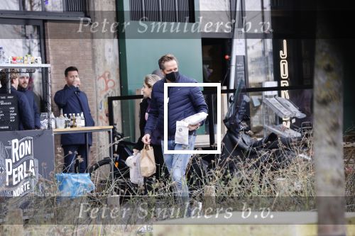 Rotterdam 30 januari 2021
Hugo de Jonge en zijn dochter Sarah doen boodschappen en lopen daarna weer naar huis