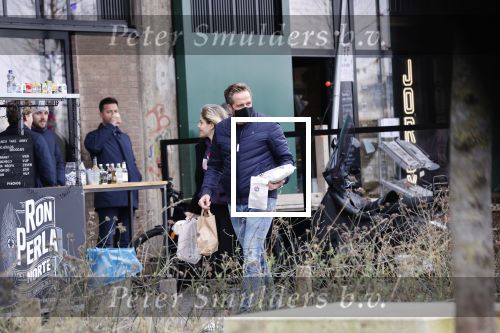 Rotterdam 30 januari 2021
Hugo de Jonge en zijn dochter Sarah doen boodschappen en lopen daarna weer naar huis