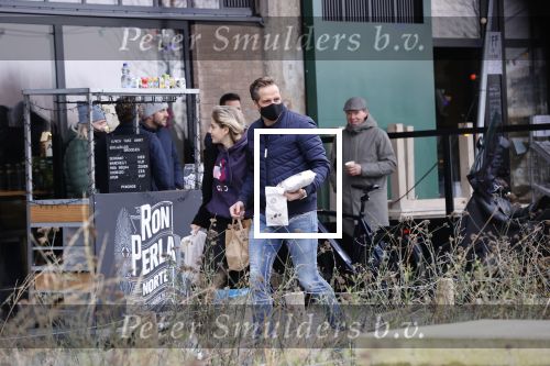 Rotterdam 30 januari 2021
Hugo de Jonge en zijn dochter Sarah doen boodschappen en lopen daarna weer naar huis