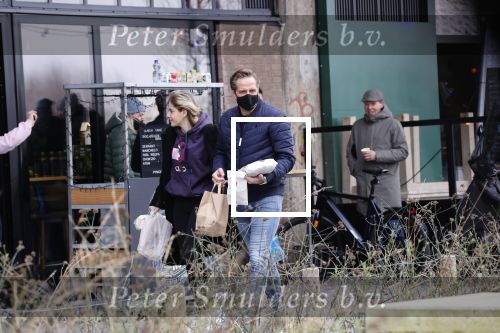 Rotterdam 30 januari 2021
Hugo de Jonge en zijn dochter Sarah doen boodschappen en lopen daarna weer naar huis