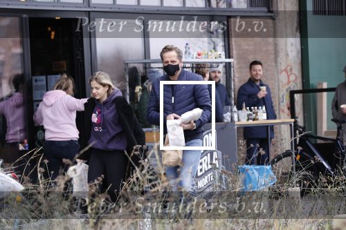 Rotterdam 30 januari 2021
Hugo de Jonge en zijn dochter Sarah doen boodschappen en lopen daarna weer naar huis