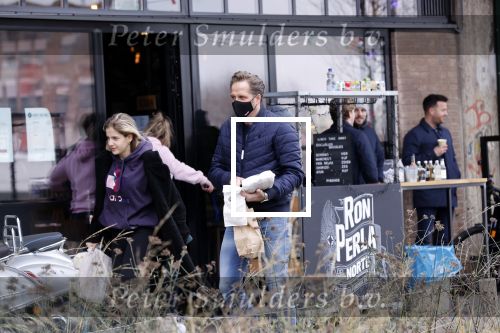 Rotterdam 30 januari 2021
Hugo de Jonge en zijn dochter Sarah doen boodschappen en lopen daarna weer naar huis