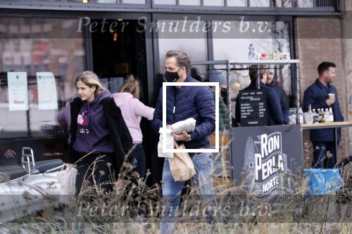 Rotterdam 30 januari 2021
Hugo de Jonge en zijn dochter Sarah doen boodschappen en lopen daarna weer naar huis