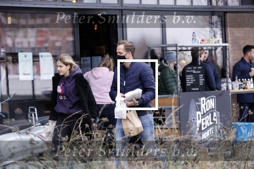 Rotterdam 30 januari 2021
Hugo de Jonge en zijn dochter Sarah doen boodschappen en lopen daarna weer naar huis