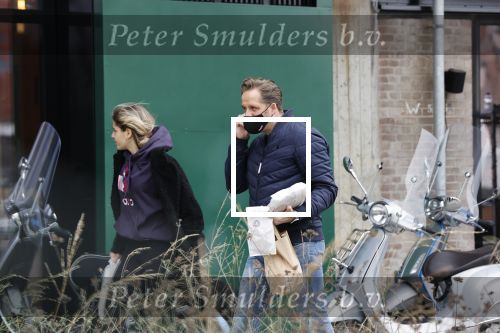 Rotterdam 30 januari 2021
Hugo de Jonge en zijn dochter Sarah doen boodschappen en lopen daarna weer naar huis