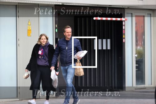 Rotterdam 30 januari 2021
Hugo de Jonge en zijn dochter Sarah doen boodschappen en lopen daarna weer naar huis