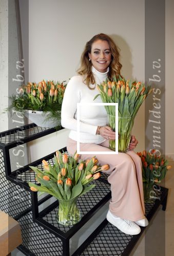 Aalsmeer 4 februari 2021
Inge de Bruijn Manon Nummerdor Flier en Jorrit Kroon dopen de Heroes tulp.