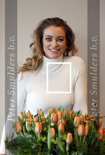 Aalsmeer 4 februari 2021
Inge de Bruijn Manon Nummerdor Flier en Jorrit Kroon dopen de Heroes tulp.