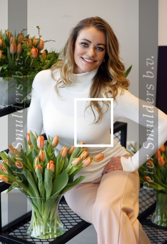 Aalsmeer 4 februari 2021
Inge de Bruijn Manon Nummerdor Flier en Jorrit Kroon dopen de Heroes tulp.
