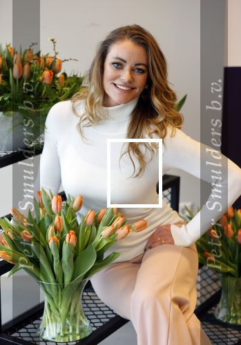 Aalsmeer 4 februari 2021
Inge de Bruijn Manon Nummerdor Flier en Jorrit Kroon dopen de Heroes tulp.