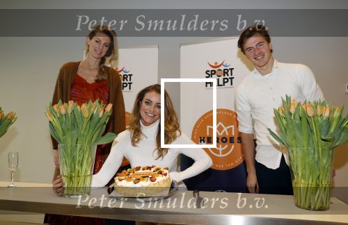 Aalsmeer 4 februari 2021
Inge de Bruijn Manon Nummerdor Flier en Jorrit Kroon dopen de Heroes tulp.