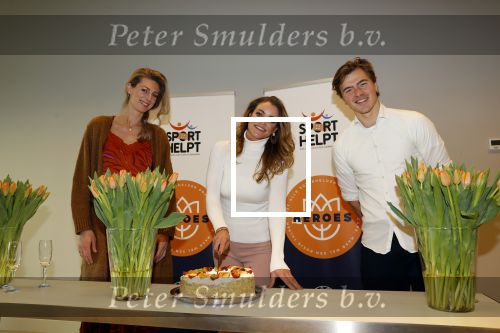 Aalsmeer 4 februari 2021
Inge de Bruijn Manon Nummerdor Flier en Jorrit Kroon dopen de Heroes tulp.