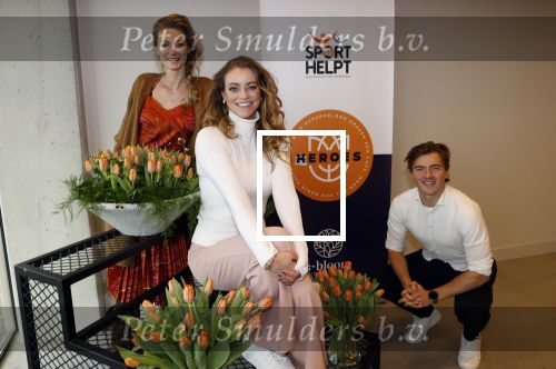 Aalsmeer 4 februari 2021
Inge de Bruijn Manon Nummerdor Flier en Jorrit Kroon dopen de Heroes tulp.
