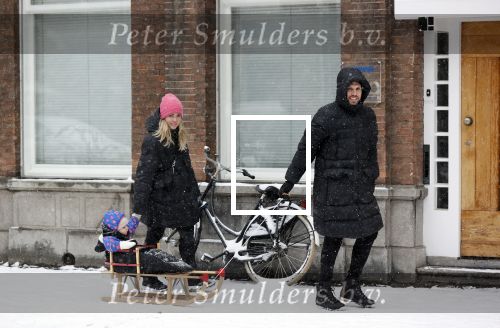Amsterdam 8 februari 2021
Johnny Heitinga met zijn vrouw Charlotte en hun dochtertje Rixo in de sneeuw.