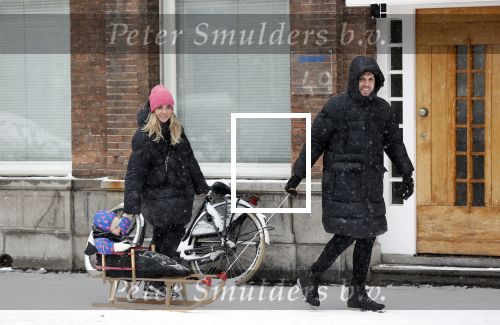 Amsterdam 8 februari 2021
Johnny Heitinga met zijn vrouw Charlotte en hun dochtertje Rixo in de sneeuw.