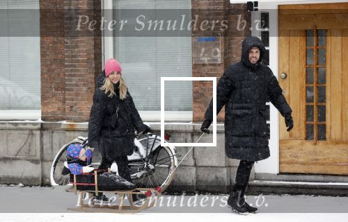 Amsterdam 8 februari 2021
Johnny Heitinga met zijn vrouw Charlotte en hun dochtertje Rixo in de sneeuw.