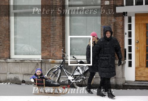 Amsterdam 8 februari 2021
Johnny Heitinga met zijn vrouw Charlotte en hun dochtertje Rixo in de sneeuw.